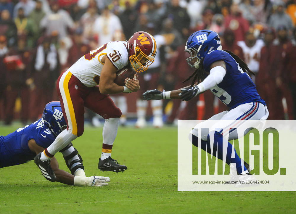 NFL, American Football Herren, USA 2026: Washington Commanders Vs New York Giants OCT 11 October 11, 2026: Washington Commanders RB 30 Austin Ekeler carries the ball during the Washington Commanders game against the New York Giants at Northwest Stadium in Landover, MD. Justin Cooper CSM (Credit Image: Â Justin Cooper Cal Media) Landover Md United States of America