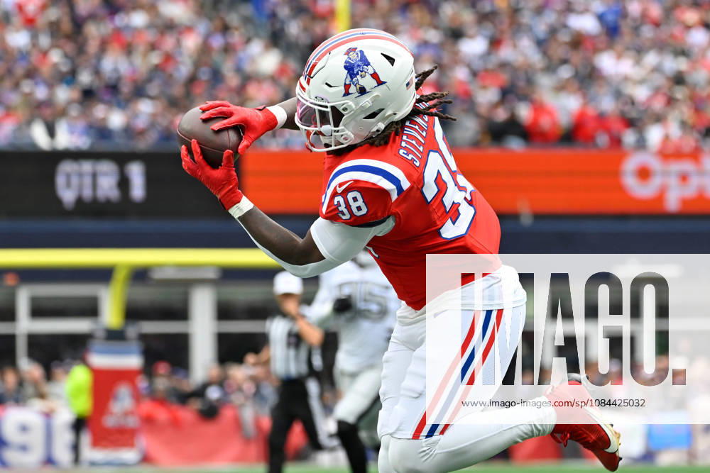 Oct 11, 2026; Foxborough, MA, USA; New England Patriots running back Rhamondre Stevenson (38) makes a catch against the Las Vegas Raiders during the first half at Gillette Stadium. Mandatory Credit: -Cal Media NFL, American Football Herren, USA 2026: Raiders Vs Patriots OCT 11 - ZUMAc04_ 20261011_zma_c04_132