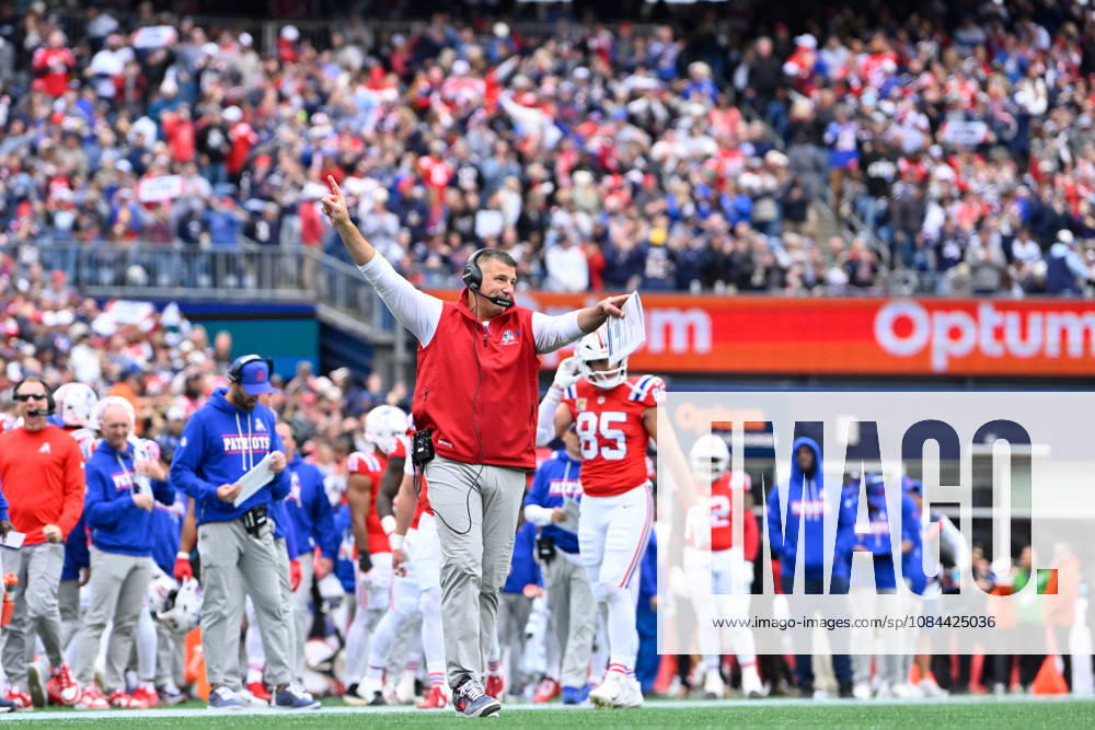 Oct 11, 2026; Foxborough, MA, USA; New England Patriots head coach Mike Vrabel reacts to a touchdown by Rhamondre Stevenson (not pictured) during the first half against the Las Vegas Raiders at Gillette Stadium. Mandatory Credit: -Cal Media NFL, American Football Herren, USA 2026: Raiders Vs Patriots OCT 11 - ZUMAc04_ 20261011_zma_c04_135