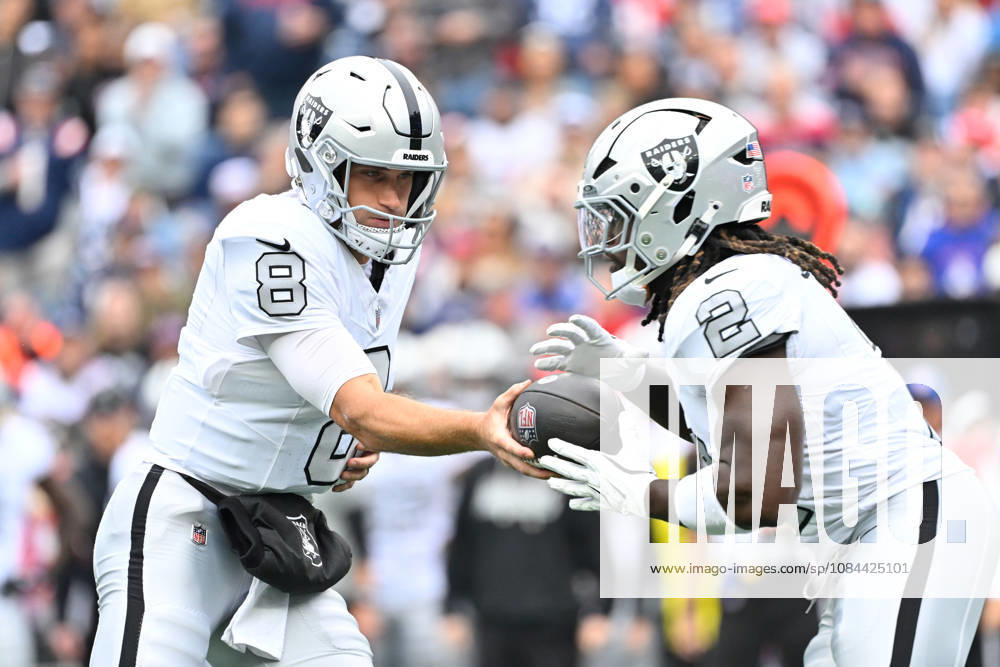Oct 11, 2026; Foxborough, MA, USA; Las Vegas Raiders quarterback Kirk Cousins (8) hands the ball off to running back Ashton Jeanty (2) during the first half against the New England Patriots at Gillette Stadium. Mandatory Credit: -Cal Media NFL, American Football Herren, USA 2026: Raiders Vs Patriots OCT 11 - ZUMAc04_ 20261011_zma_c04_138