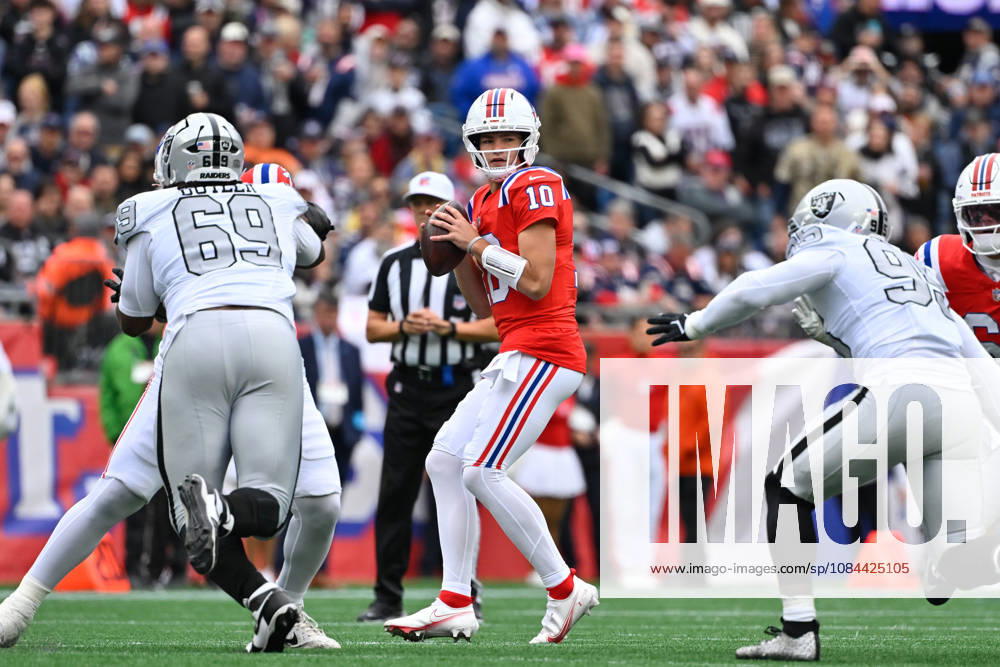 Oct 11, 2026; Foxborough, MA, USA; New England Patriots quarterback Drake Maye (10) throws a pass against the Las Vegas Raiders during the first half at Gillette Stadium. Mandatory Credit: -Cal Media NFL, American Football Herren, USA 2026: Raiders Vs Patriots OCT 11 - ZUMAc04_ 20261011_zma_c04_140