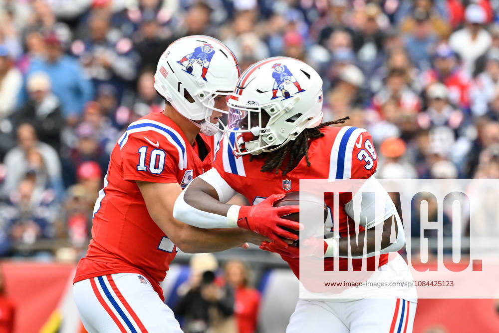 Oct 11, 2026; Foxborough, MA, USA; New England Patriots quarterback Drake Maye (10) hands the ball to running back Rhamondre Stevenson (38) during the first half against the Las Vegas Raiders at Gillette Stadium. Mandatory Credit: -Cal Media NFL, American Football Herren, USA 2026: Raiders Vs Patriots OCT 11 - ZUMAc04_ 20261011_zma_c04_143