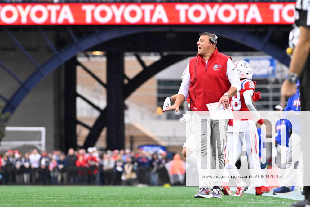 Oct 11, 2026; Foxborough, MA, USA; New England Patriots head coach Mike Vrabel calls out during the second half against the Las Vegas Raiders at Gillette Stadium. Mandatory Credit: -Cal Media NFL, American Football Herren, USA 2026: Raiders Vs Patriots OCT 11 - ZUMAc04_ 20261011_zma_c04_153