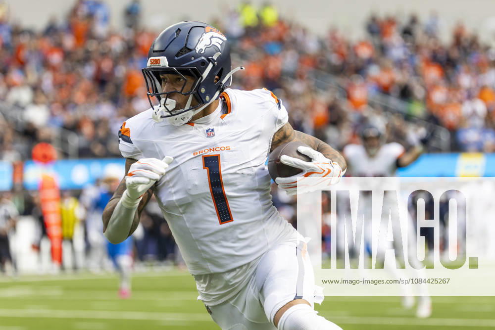 Denver Broncos Tight End Evan Engram (1) runs after catching a pass against Los Angeles Chargers during an NFL, American Football Herren, USA football game, in Inglewood, Calif. on Sunday Oct. 11, 2026. Inglewood USA - ZUMAc68_ 20261011_zaf_c68_010