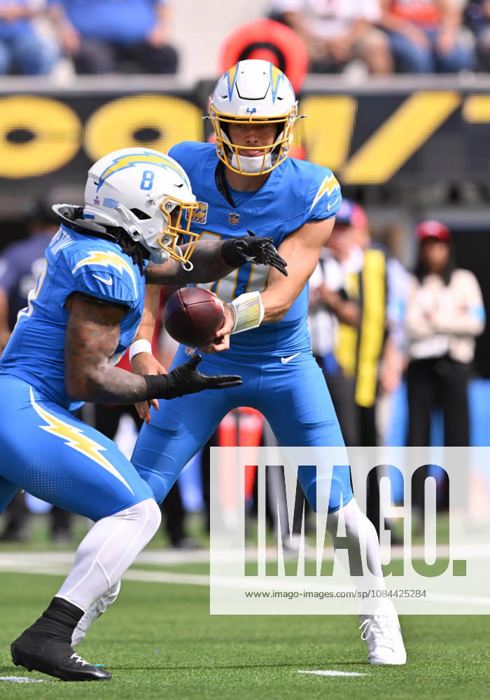 INGLEWOOD, CA - OCTOBER 11: Los Angeles Chargers quarterback Justin Herbert (10) hands off the ball to Los Angeles Chargers running back Omarion Hampton (8) during the game between the Los Angeles Chargers and the Denver Broncos on October 11, 2026 at SoFi Stadium in Inglewood. (Photo by David Dennis Icon Sportswire) NFL, American Football Herren, USA OCT 11 Broncos at Chargers Icon26101103