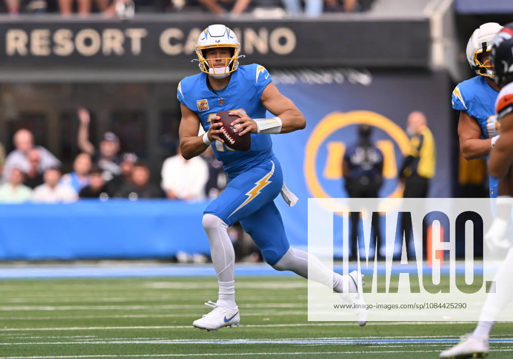 INGLEWOOD, CA - OCTOBER 11: Los Angeles Chargers quarterback Justin Herbert (10) rolls out of the pocket during the game between the Los Angeles Chargers and the Denver Broncos on October 11, 2026 at SoFi Stadium in Inglewood. (Photo by David Dennis Icon Sportswire) NFL, American Football Herren, USA OCT 11 Broncos at Chargers Icon26101105