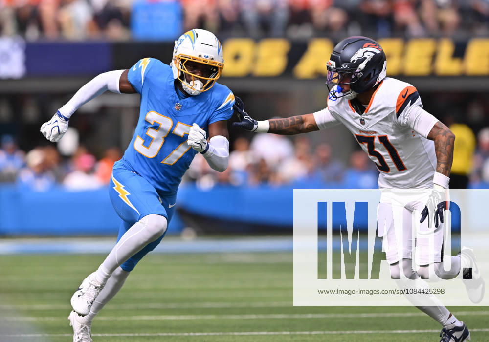 INGLEWOOD, CA - OCTOBER 11: Los Angeles Chargers cornerback Isas Waxter (37) tries to break away from Denver Broncos cornerback Kris Abrams-Draine (31) during the game between the Los Angeles Chargers and the Denver Broncos on October 11, 2026 at SoFi Stadium in Inglewood. (Photo by David Dennis Icon Sportswire) NFL, American Football Herren, USA OCT 11 Broncos at Chargers Icon26101107