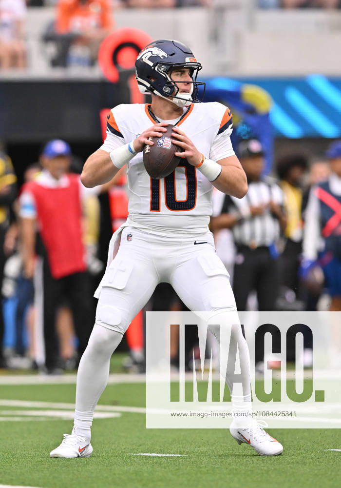 INGLEWOOD, CA - OCTOBER 11: Denver Broncos quarterback Bo Nix (10) drops back into the pocket to pass during the game between the Los Angeles Chargers and the Denver Broncos on October 11, 2026 at SoFi Stadium in Inglewood. (Photo by David Dennis Icon Sportswire) NFL, American Football Herren, USA OCT 11 Broncos at Chargers Icon26101108