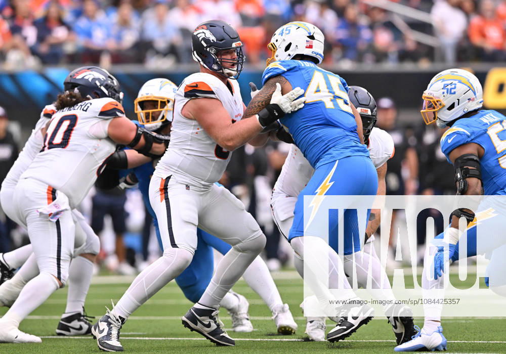 INGLEWOOD, CA - OCTOBER 11: Denver Broncos guard Calvin Throckmorton (76) blocks Los Angeles Chargers linebacker Tuli Tuipulotu (45) during the game between the Los Angeles Chargers and the Denver Broncos on October 11, 2026 at SoFi Stadium in Inglewood. (Photo by David Dennis Icon Sportswire) NFL, American Football Herren, USA OCT 11 Broncos at Chargers Icon26101112