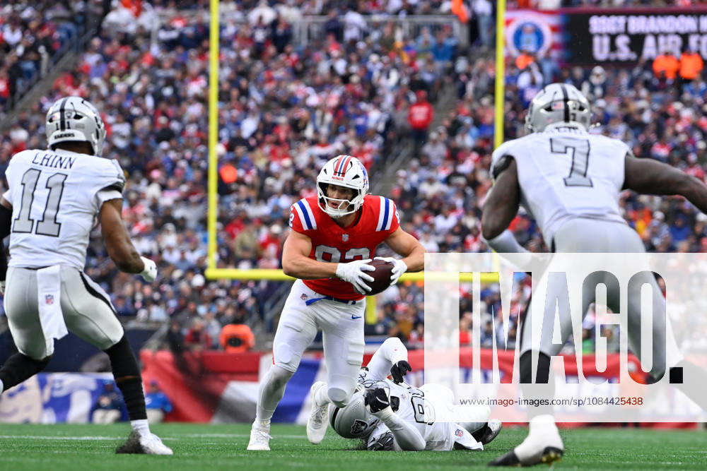 NFL, American Football Herren, USA 2026: Raiders Vs Patriots OCT 11 Oct 11, 2026; Foxborough, MA, USA; New England Patriots tight end Eli Raridon (82) breaks a tackle by Las Vegas Raiders defensive end Kwity Paye (95) during the second half at Gillette Stadium. Mandatory Credit: Eric Canha-Cal Media (Credit Image: Â Eric Canha Cal Sport Media) Foxborough Ma USA