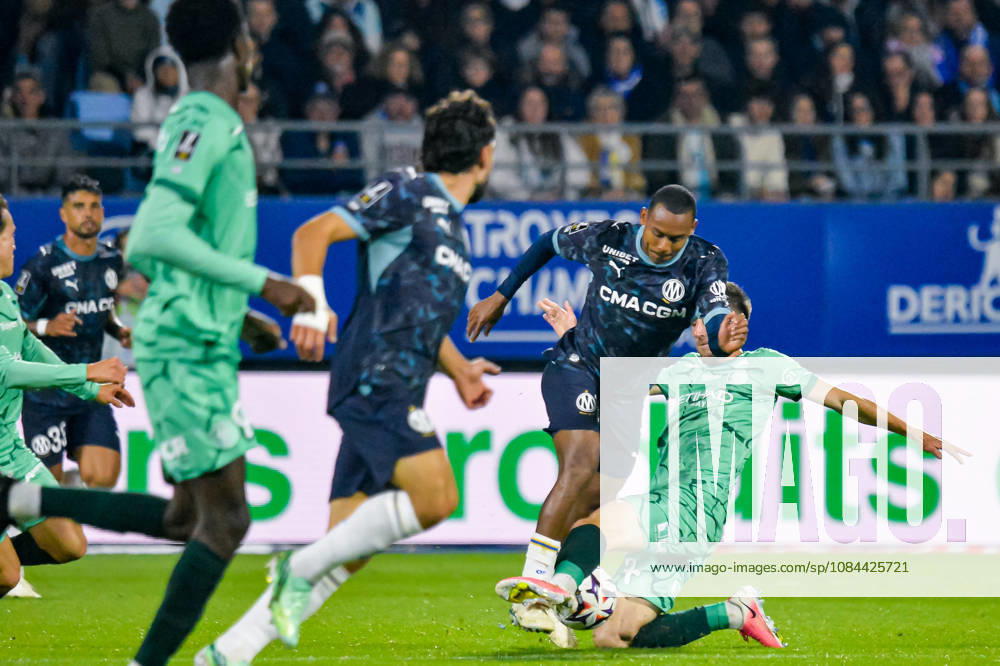 Igor Paixao (OM) Antoine Mille (ESTAC Troyes)