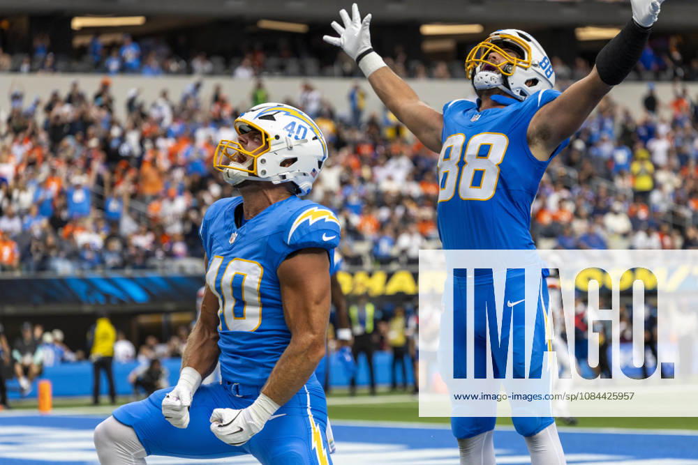 Los Angeles Chargers safety Kendall Williamson (40) celebrates after scoring a touchdown against Denver Broncos during an NFL, American Football Herren, USA football game, in Inglewood, Calif. on Sunday Oct. 11, 2026. NHL, Eishockey Herren, USA 2026: LA Chargers Vs Denver Broncos - ZUMAc68_ 20261011_zaf_c68_017
