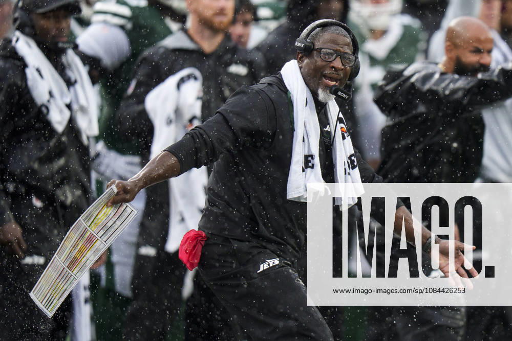 Oct 11, 2026; East Rutherford, NJ, USA; New York Jets head coach Aaron Glenn reacts during an NFL, American Football Herren, USA game against the Cleveland Browns at MetLife Stadium. Mandatory Credit: -Cal Media East Rutherford USA - ZUMAc04_ 20261011_zma_c04_036