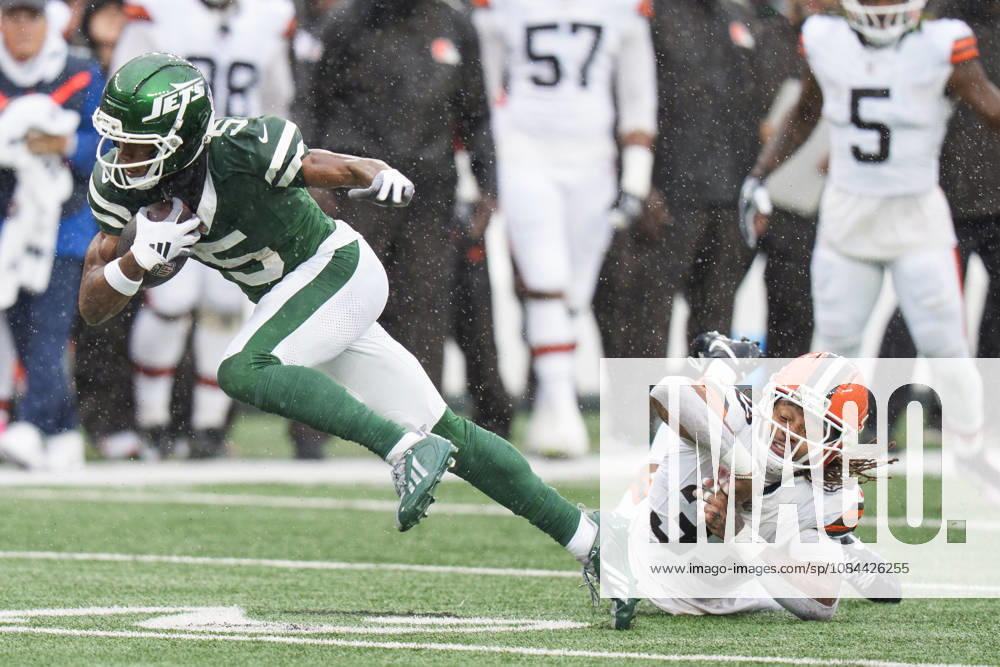 Oct 11, 2026; East Rutherford, NJ, USA; New York Jets wide receiver Garrett Wilson (5) runs past Cleveland Browns safety Ronnie Hickman (33) on his way to a touchdown during an NFL, American Football Herren, USA game at MetLife Stadium. Mandatory Credit: -Cal Media East Rutherford USA - ZUMAc04_ 20261011_zma_c04_037