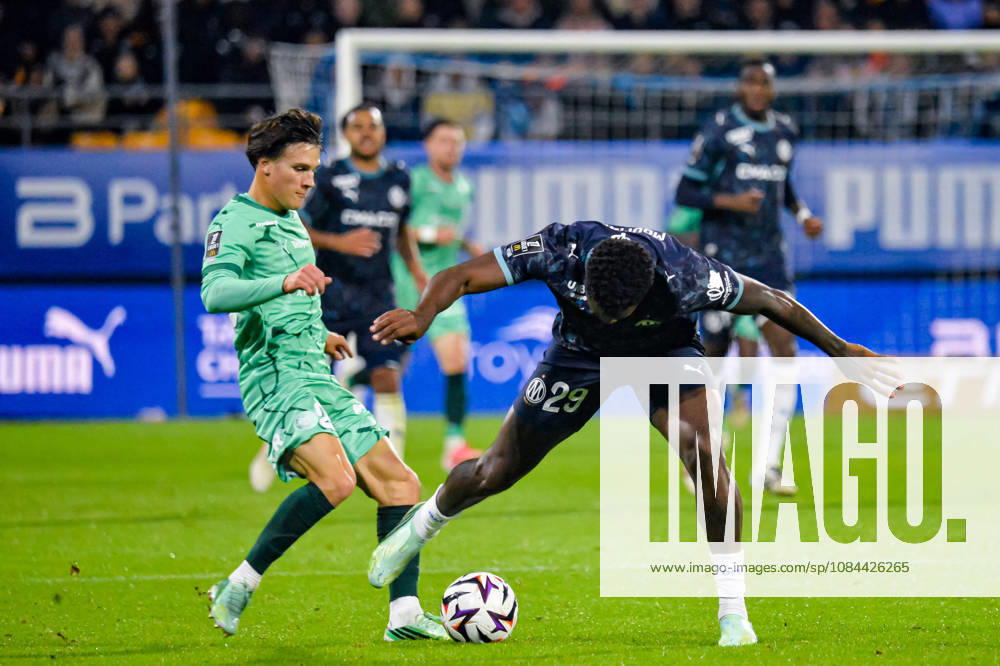 Faris Moumbagna (OM) Hugo Picard (ESTAC Troyes)