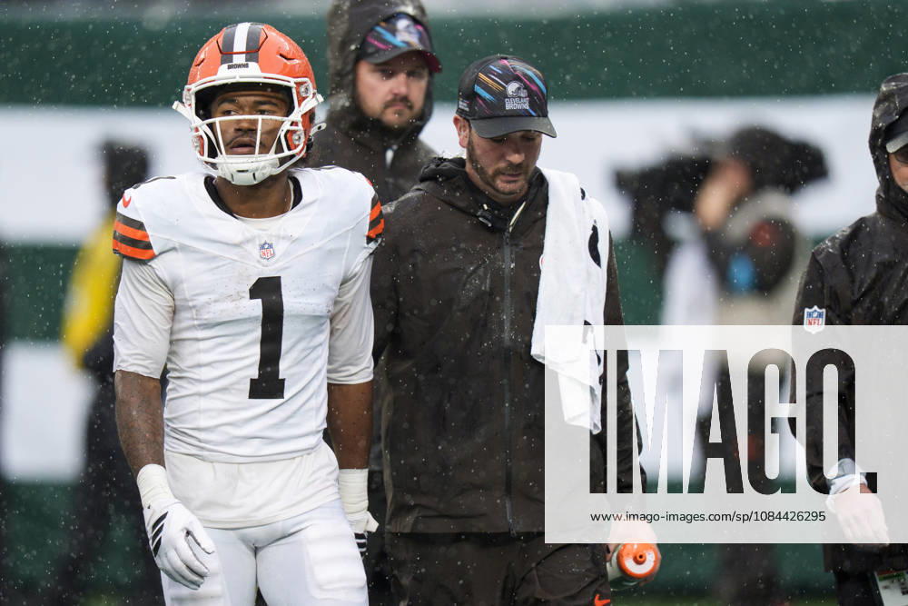 Oct 11, 2026; East Rutherford, NJ, USA; Cleveland Browns wide receiver KC Concepcion Jr. (1) walks to the locker room with staff during an NFL, American Football Herren, USA game against the New York Jets at MetLife Stadium. Mandatory Credit: -Cal Media East Rutherford USA - ZUMAc04_ 20261011_zma_c04_040