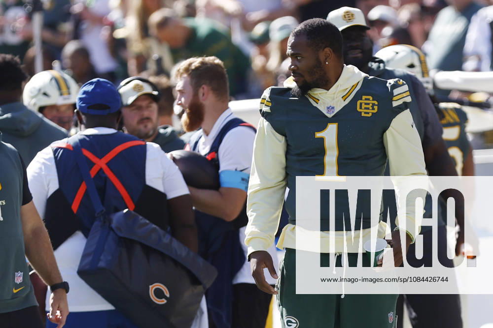 GREEN BAY, WI - OCTOBER 11: Green Bay Packers linebacker Micah Parsons (1) watches play during a game between the Green Bay Packers and the Chicago Bears on October 11, 2026 at Lambeau Field in Green Bay, WI. (Photo by Larry Radloff Icon Sportswire) NFL, American Football Herren, USA OCT 11 Bears at Packers Icon2610110796