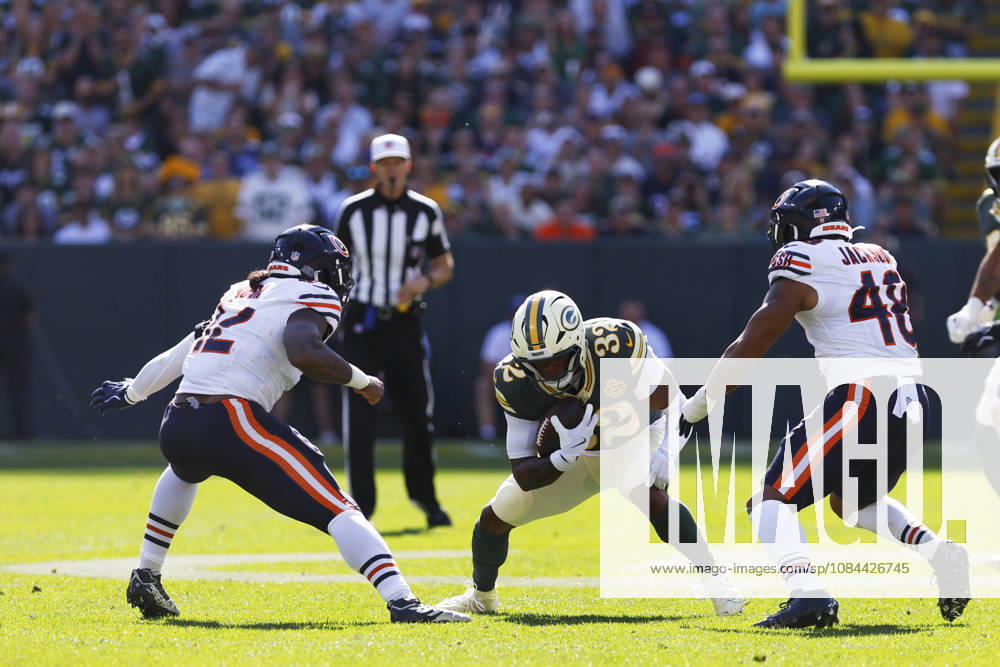 GREEN BAY, WI - OCTOBER 11: Green Bay Packers running back Marshawn Lloyd (32) tries to slide between to defenders during a game between the Green Bay Packers and the Chicago Bears on October 11, 2026 at Lambeau Field in Green Bay, WI. (Photo by Larry Radloff Icon Sportswire) NFL, American Football Herren, USA OCT 11 Bears at Packers Icon2610110891