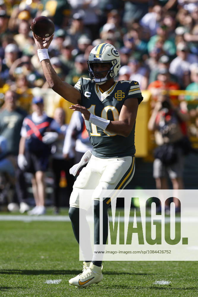 GREEN BAY, WI - OCTOBER 11: Green Bay Packers quarterback Jordan Love (10) throws a pass during a game between the Green Bay Packers and the Chicago Bears on October 11, 2026 at Lambeau Field in Green Bay, WI. (Photo by Larry Radloff Icon Sportswire) NFL, American Football Herren, USA OCT 11 Bears at Packers Icon2610111408