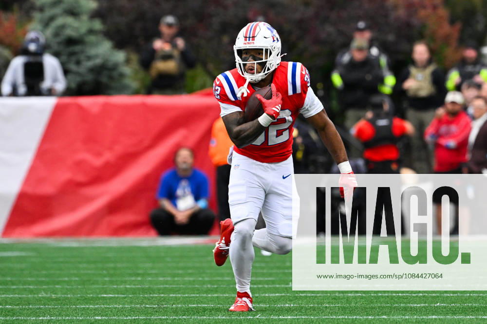 Oct 11, 2026; Foxborough, MA, USA; New England Patriots running back TreVeyon Henderson (32) runs the ball against the Las Vegas Raiders during the first half at Gillette Stadium. Mandatory Credit: -Cal Media Foxborough USA - ZUMAc04_ 20261011_zma_c04_159