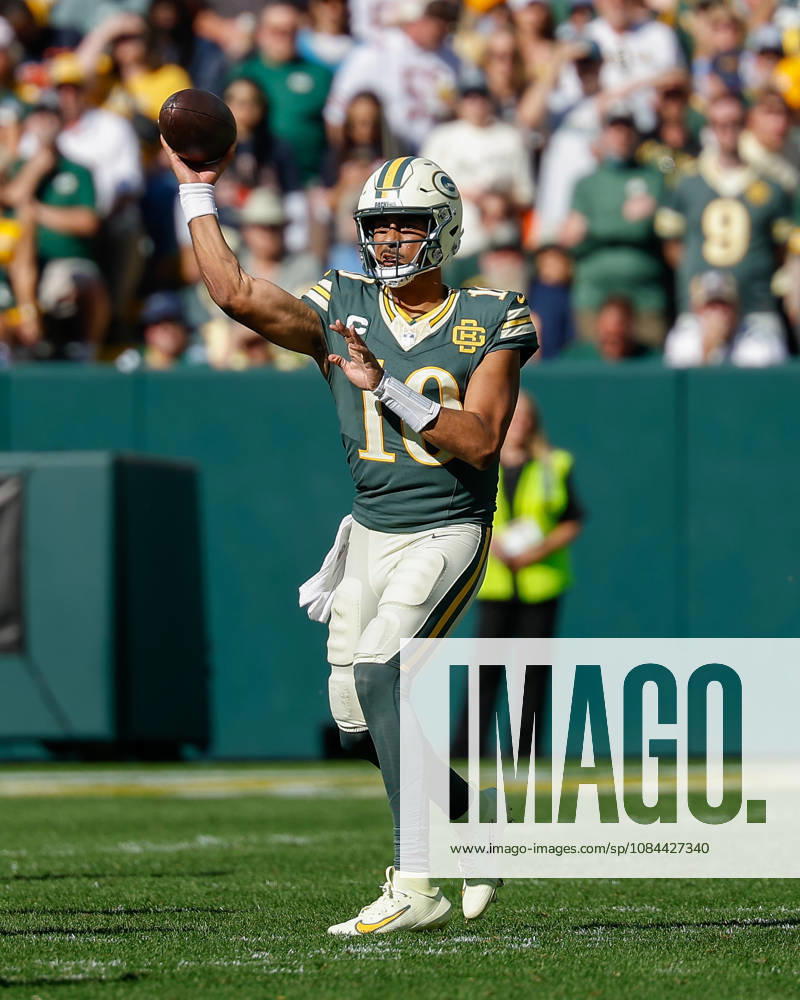 Oct 11, 2026; Green Bay, WI, USA; Green Bay Packers quarterback Jordan Love (10) passing the ball during NFL, American Football Herren, USA game action against the Chicago Bears at Lambeau Field. Mandatory Credit: -Cal Media NFL 2026: Bears Vs Packers OCT 11 - ZUMAc04_ 20261011_zma_c04_210