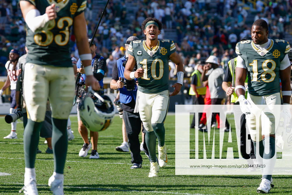 Oct 11, 2026; Green Bay, WI, USA; Green Bay Packers quarterback Jordan Love (10) hypes up the crowd after the NFL, American Football Herren, USA game against the Chicago Bears at Lambeau Field. Mandatory Credit: -Cal Media Green Bay USA - ZUMAc04_ 20261011_zma_c04_291
