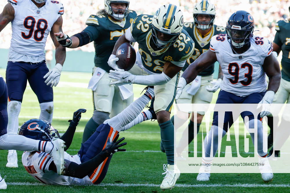 Oct 11, 2026; Green Bay, WI, USA; Green Bay Packers running back Marshawn Lloyd (32) runs in a 7 yard touchdown run during NFL, American Football Herren, USA game action against the Chicago Bears at Lambeau Field. Mandatory Credit: -Cal Media NFL 2026: Bears Vs Packers OCT 11 - ZUMAc04_ 20261011_zma_c04_236