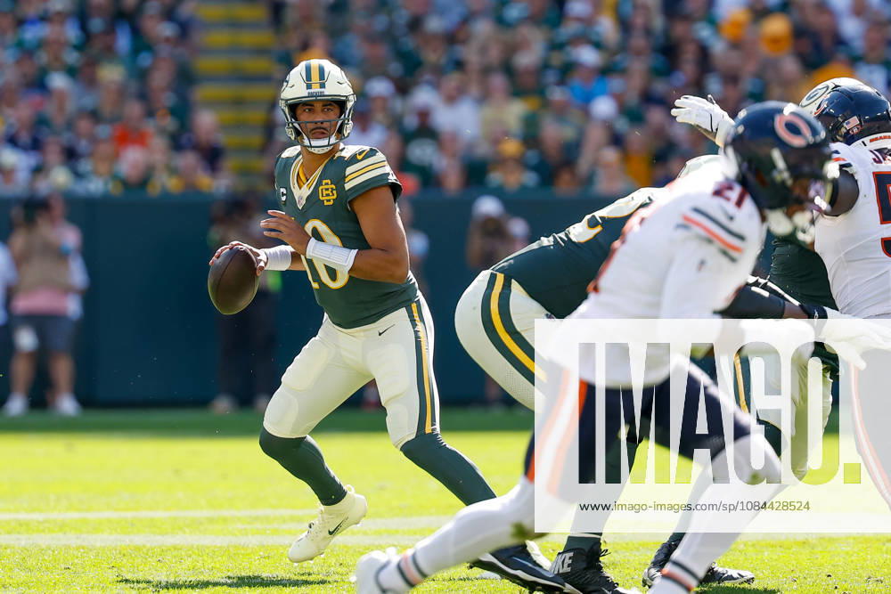 Oct 11, 2026; Green Bay, WI, USA; Green Bay Packers quarterback Jordan Love (10) drops back to pass during NFL, American Football Herren, USA game action against the Chicago Bears at Lambeau Field. Mandatory Credit: -Cal Media Green Bay USA - ZUMAc04_ 20261011_zma_c04_277