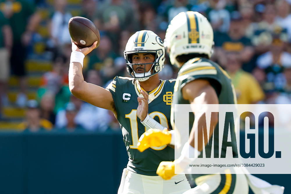 Oct 11, 2026; Green Bay, WI, USA; Green Bay Packers quarterback Jordan Love (10) passes the ball to wide receiver Christian Watson (9) during NFL, American Football Herren, USA game action against the Chicago Bears at Lambeau Field. Mandatory Credit: -Cal Media Green Bay USA - ZUMAc04_ 20261011_zma_c04_214