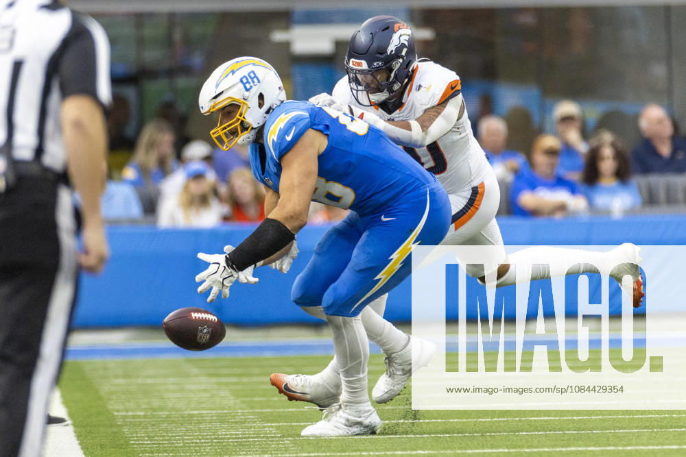 Denver Broncos Inside Linebacker Justin Strnad (40) defects a pass intended for Los Angeles Chargers tight end Charlie Kolar (88) during an NFL, American Football Herren, USA football game, in Inglewood, Calif. on Sunday Oct. 11, 2026. Inglewood USA - ZUMAc68_ 20261011_zaf_c68_029