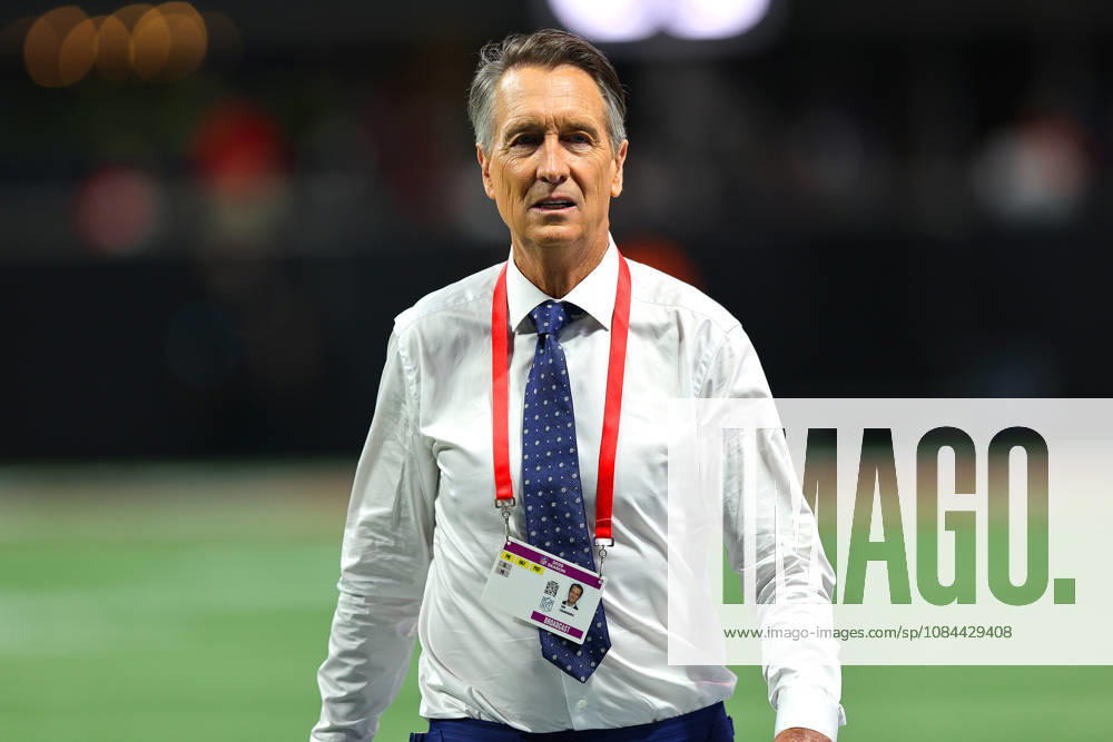 ATLANTA, GA - OCTOBER 11: NBC broadcaster Cris Collinsworth before the Sunday evening NFL, American Football Herren, USA game between the Atlanta Falcons and the Baltimore Ravens on October 11, 2026 at the Mercedes-Benz Stadium in Atlanta, Georgia. (Photo by David J. Griffin Icon Sportswire) NFL: OCT 11 Ravens at Falcons Icon95326101113