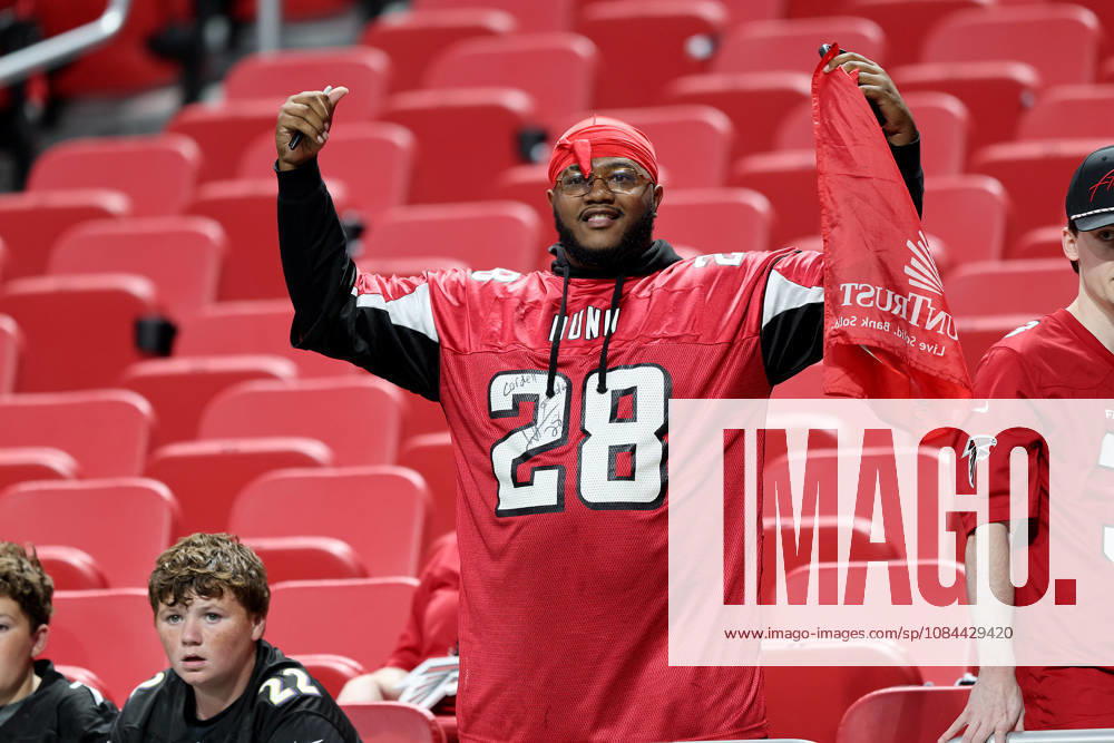 ATLANTA, GA - OCTOBER 11: A Falcons fan ready for the Sunday evening NFL, American Football Herren, USA game between the Atlanta Falcons and the Baltimore Ravens on October 11, 2026 at the Mercedes-Benz Stadium in Atlanta, Georgia. (Photo by David J. Griffin Icon Sportswire) NFL: OCT 11 Ravens at Falcons Icon9532610114