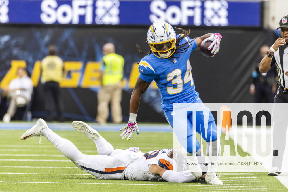 Los Angeles Chargers running back Keaton Mitchell (34) escapes a tackle-attempt by Denver Broncos Inside Linebacker Alex Singleton (49) during an NFL, American Football Herren, USA football game, in Inglewood, Calif. on Sunday Oct. 11, 2026. Inglewood USA - ZUMAc68_ 20261011_zaf_c68_020