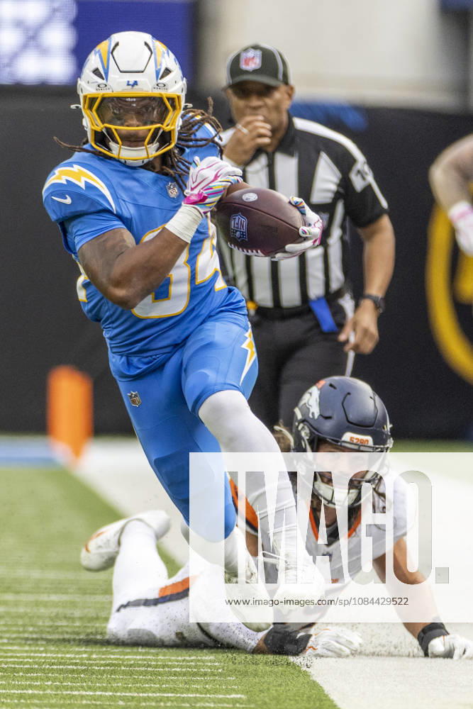 Los Angeles Chargers running back Keaton Mitchell (34) escapes a tackle-attempt by Denver Broncos Inside Linebacker Alex Singleton (49) during an NFL, American Football Herren, USA football game, in Inglewood, Calif. on Sunday Oct. 11, 2026. NHL, Eishockey Herren, USA 2026: Denver Broncos 23:17 LA Chargers - ZUMAc68_ 20261011_zaf_c68_026