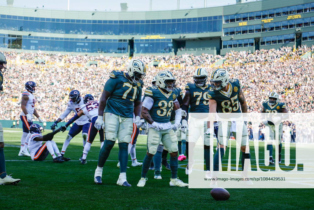 Oct 11, 2026; Green Bay, WI, USA; Green Bay Packers running back Marshawn Lloyd (32) celebrates his 7 yard touchdown run during NFL, American Football Herren, USA game action against the Chicago Bears at Lambeau Field. Mandatory Credit: -Cal Media Green Bay USA - ZUMAc04_ 20261011_zma_c04_221