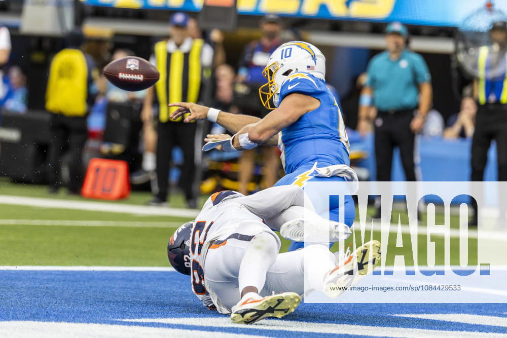 Los Angeles Chargers quarterback Justin Herbert (10) passes the ball under pressure from Denver Broncos Tight End Adam Trautman (82) during an NFL, American Football Herren, USA football game, in Inglewood, Calif. on Sunday Oct. 11, 2026. NHL, Eishockey Herren, USA 2026: Denver Broncos 23:17 LA Chargers - ZUMAc68_ 20261011_zaf_c68_032