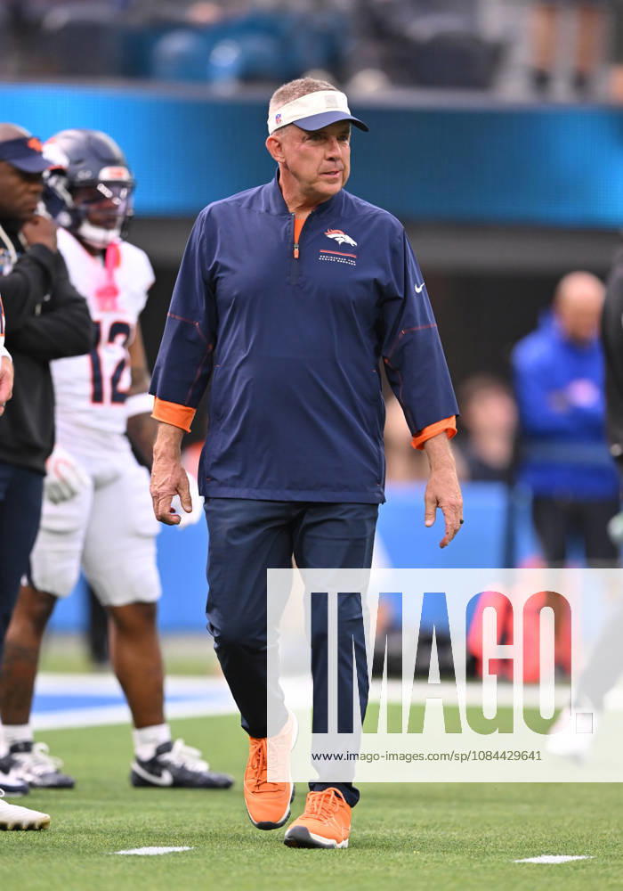 INGLEWOOD, CA - OCTOBER 11: Denver Broncos head coach Sean Payton on the sidelines during the game between the Los Angeles Chargers and the Denver Broncos on October 11, 2026 at SoFi Stadium in Inglewood. (Photo by David Dennis Icon Sportswire) NFL, American Football Herren, USA OCT 11 Broncos at Chargers Icon26101117