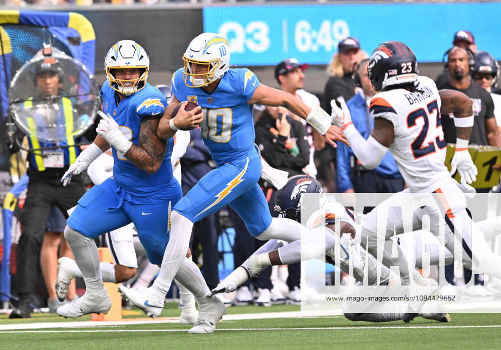 INGLEWOOD, CA - OCTOBER 11: Los Angeles Chargers quarterback Justin Herbert (10) rushes with the ball during the game between the Los Angeles Chargers and the Denver Broncos on October 11, 2026 at SoFi Stadium in Inglewood. (Photo by David Dennis Icon Sportswire) NFL, American Football Herren, USA OCT 11 Broncos at Chargers Icon26101123