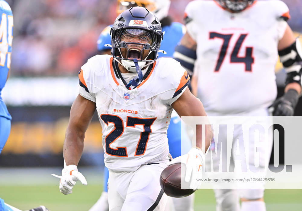 INGLEWOOD, CA - OCTOBER 11: Denver Broncos running back J.K. Dobbins (27) reacts after a run during the game between the Los Angeles Chargers and the Denver Broncos on October 11, 2026 at SoFi Stadium in Inglewood. (Photo by David Dennis Icon Sportswire) NFL, American Football Herren, USA OCT 11 Broncos at Chargers Icon26101138