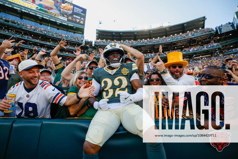 Oct 11, 2026; Green Bay, WI, USA; Green Bay Packers running back Marshawn Lloyd (32) celebrates his 7 yard touchdown run with a Lambeau Leap during NFL, American Football Herren, USA game action against the Chicago Bears at Lambeau Field. Mandatory Credit: -Cal Media Green Bay USA - ZUMAc04_ 20261011_zma_c04_260