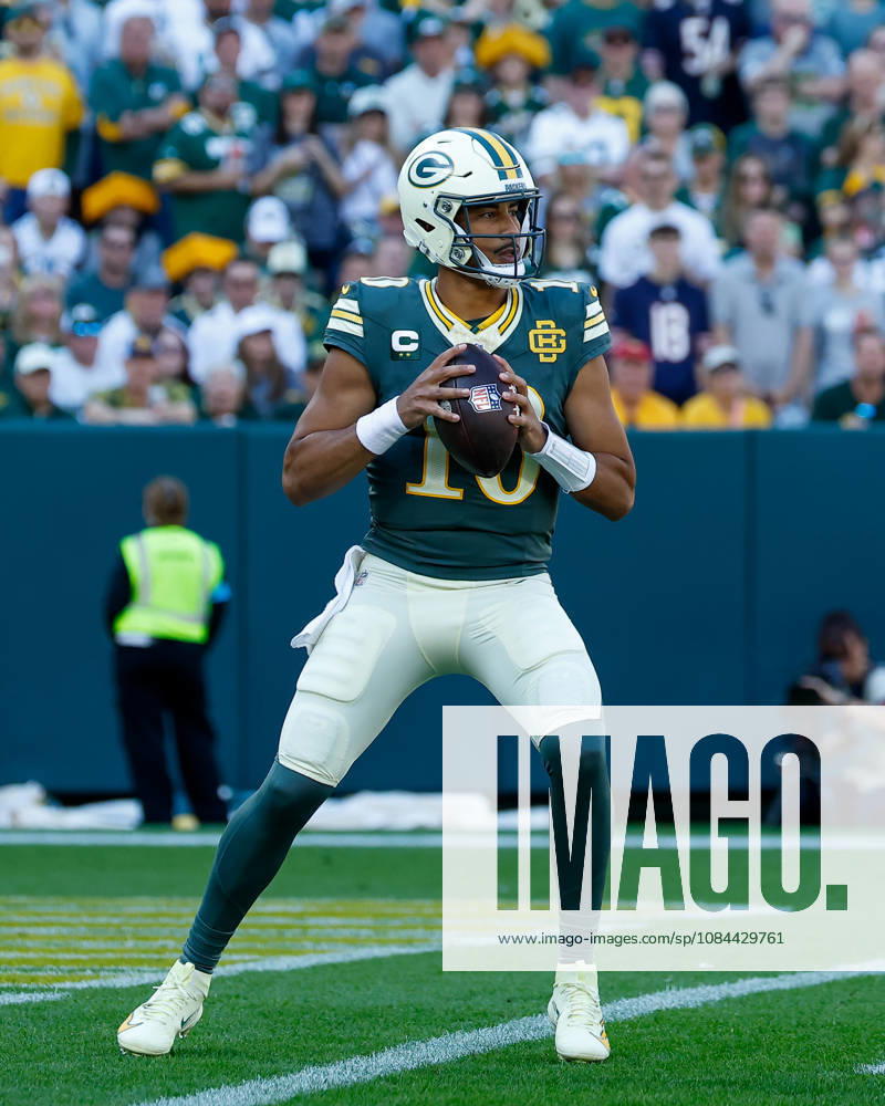 Oct 11, 2026; Green Bay, WI, USA; Green Bay Packers quarterback Jordan Love (10) drops back to pass during NFL, American Football Herren, USA game action against the Chicago Bears at Lambeau Field. Mandatory Credit: -Cal Media Green Bay USA - ZUMAc04_ 20261011_zma_c04_268