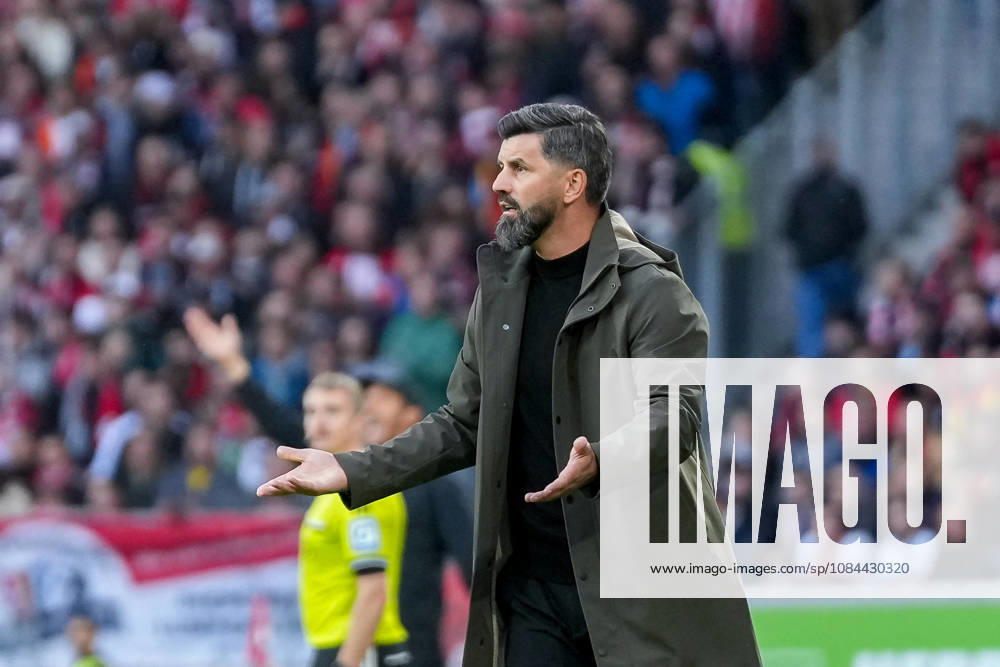 Miron Muslic, FC Schalke 04, Head Coach, Germany, Soccer, Bundesliga 1, Matchday 5, 2026–2027, SC Freiburg vs. FC Schalke 04, October 11, 2026, Europa-Park Stadium, Freiburg, Freiburg, Europa-Park Stadium, Baden-Württemberg, Germany
