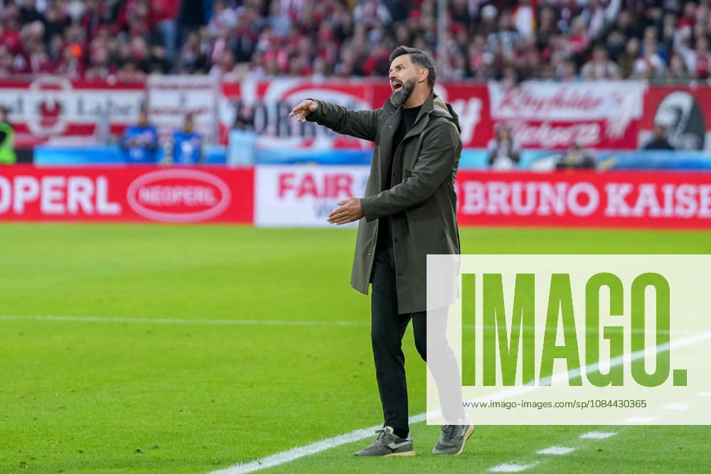 Miron Muslic, FC Schalke 04, Head Coach, Germany, Soccer, Bundesliga 1, Matchday 5, 2026–2027, SC Freiburg vs. FC Schalke 04, October 11, 2026, Europa-Park Stadium, Freiburg, Freiburg, Europa-Park Stadium, Baden-Württemberg, Germany