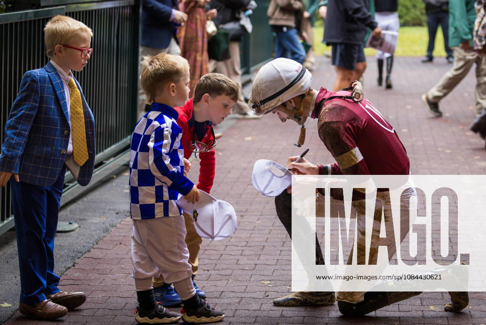 HORSE RACING 2026: Franklin Stakes Day Keeneland OCT 11 October 11, 2026, Lexington, Ky, USA: Jockey Keith Asmussen with a group of young fans on Franklin Stakes Day on October 11, 2026. Candice Chavez Eclipse Sportswire CSM(Credit Image: Â {Serial Cal Media) Lexington Ky USA