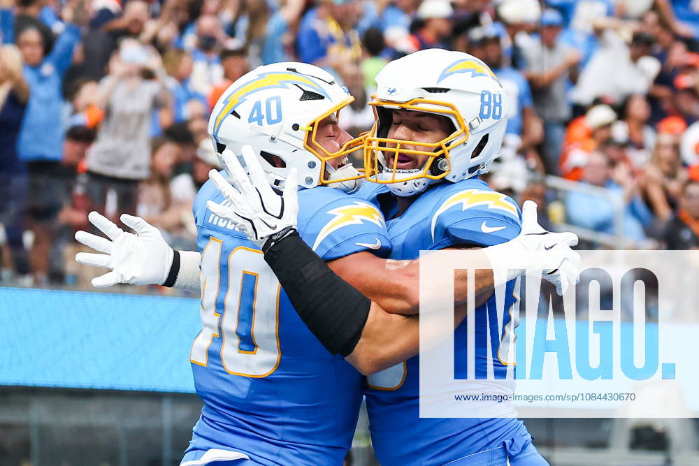 NFL, American Football Herren, USA - Los Angeles Chargers vs Denver Broncos Los Angeles Chargers tight ends Hayden Rucci (40) and Charlie Kolar (88) celebrate after Rucci caught a touchdown pass during the second half of an NFL football game against the Denver Broncos at SoFi Stadium in Inglewood, California, USA, 11 October 2026. INGLEWOOD CALIFORNIA UNITED STATES