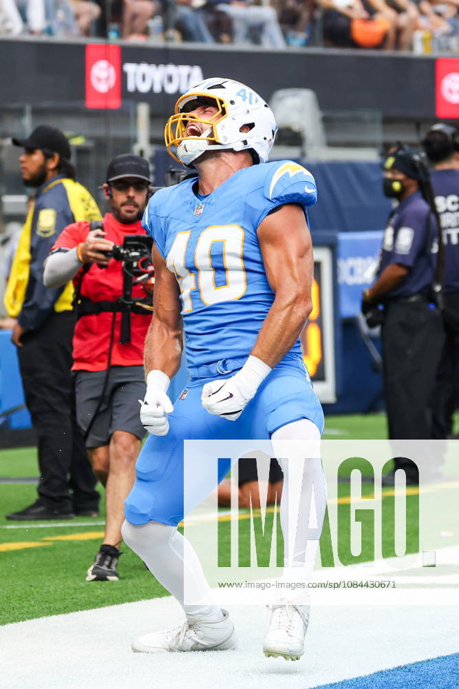 NFL, American Football Herren, USA - Los Angeles Chargers vs Denver Broncos Los Angeles Chargers tight end Hayden Rucci (40) celebrates after catching a touchdown pass during the second half of an NFL football game against the Denver Broncos at SoFi Stadium in Inglewood, California, USA, 11 October 2026. INGLEWOOD CALIFORNIA UNITED STATES