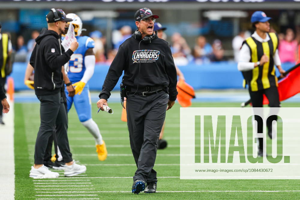 NFL, American Football Herren, USA - Los Angeles Chargers vs Denver Broncos Los Angeles Chargers head coach Jim Harbaugh (C) yells at an official during the second half of an NFL football game against the Denver Broncos at SoFi Stadium in Inglewood, California, USA, 11 October 2026. INGLEWOOD CALIFORNIA UNITED STATES
