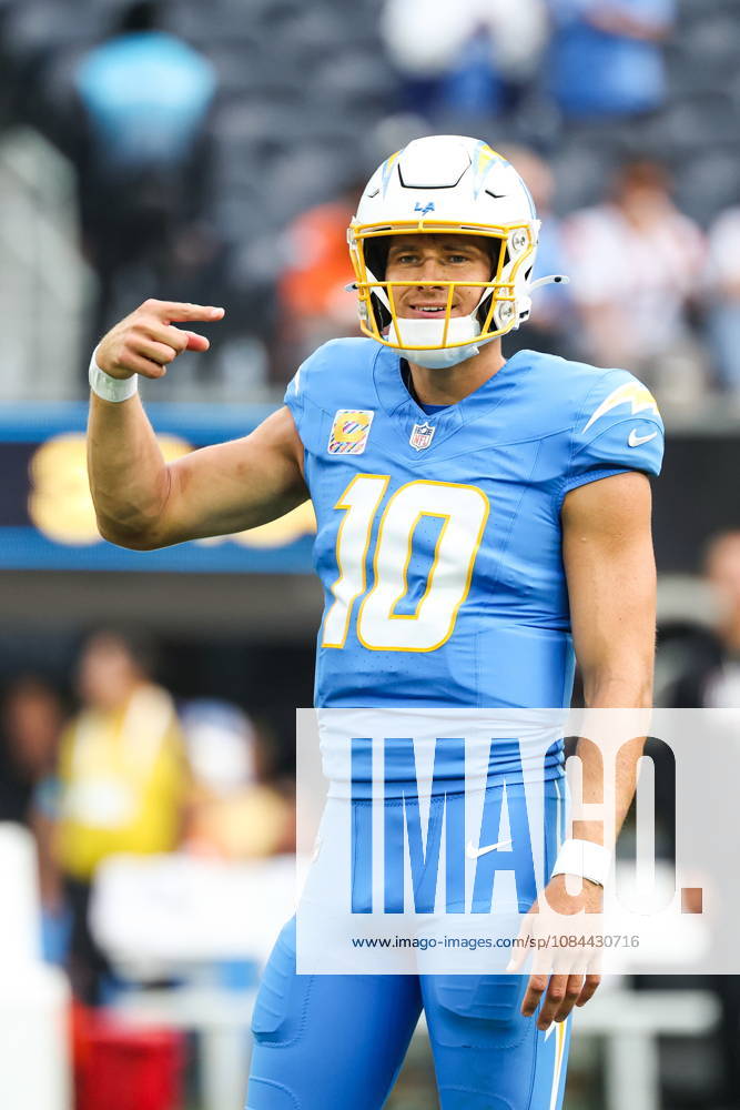 NFL, American Football Herren, USA - Los Angeles Chargers vs Denver Broncos Los Angeles Chargers quarterback Justin Herbert (10) warms up prior to an NFL football game against the Denver Broncos at SoFi Stadium in Inglewood, California, USA, 11 October 2026. INGLEWOOD CALIFORNIA UNITED STATES