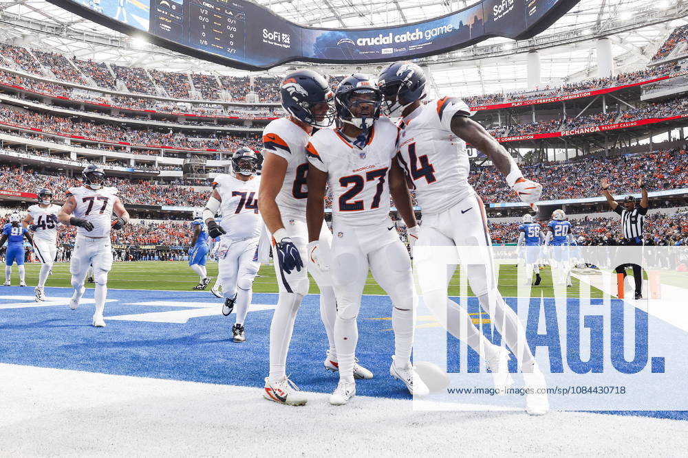 NFL, American Football Herren, USA - Los Angeles Chargers vs Denver Broncos Denver Broncos running back J.K. Dobbins (27) celebrates with teammates after scoring a touchdown during the first half of an NFL football game against the Los Angeles Chargers at SoFi Stadium in Inglewood, California, USA, 11 October 2026. INGLEWOOD CALIFORNIA UNITED STATES