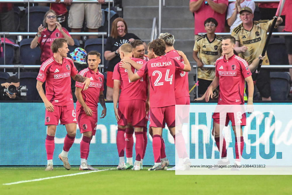 ST. LOUIS, MO - OCTOBER 11: Carlo Holse (19) of the St. Louis CITY SC is congratulated by teammates after scoring the first goal of the game in the second minute during the MLS, Fussball Herren, USA regular season match where St. Louis CITY SC hosted LA Galaxy on Sunday October 11th, 2026, at Energizer Park in St. Louis City, MO. (Photo by Rick Ulreich Icon Sportswire) SOCCER: OCT 11 MLS St. Louis CITY SC vs LA Galaxy Icon26101102
